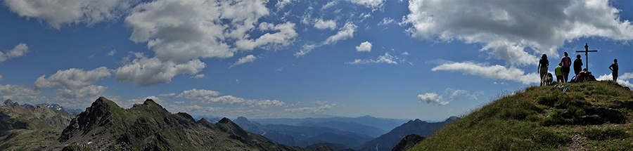 Dalla vetta del Pizzo Farno (2506 m) vista panoramica ad est verso la Valle Seriana